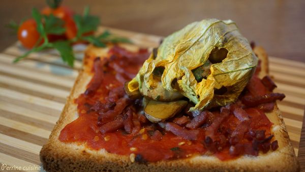Fleur de courgette farcie aux cèpes sur toast tomates-bacon
