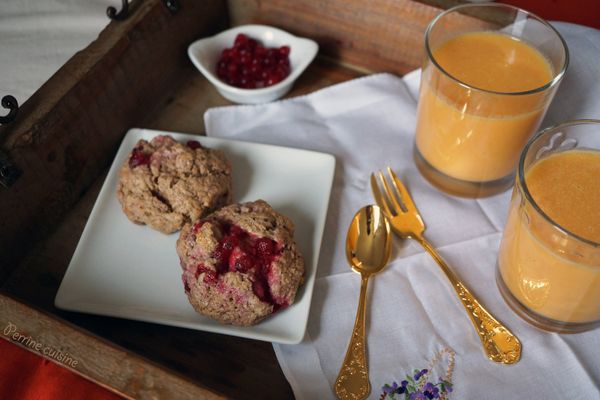 Scones aux groseilles et pistaches / Smoothie orange, carotte et lait d’amande