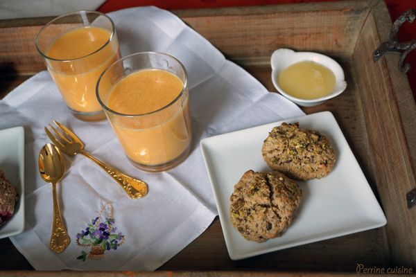Scones aux groseilles et pistaches / Smoothie orange, carotte et lait d’amande