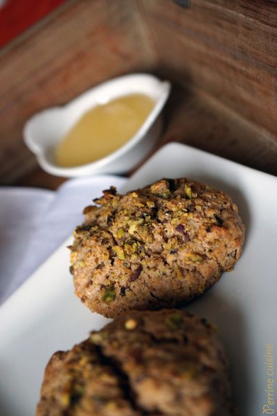 Scones aux groseilles et pistaches / Smoothie orange, carotte et lait d’amande