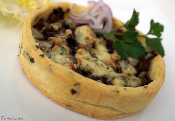Tartelette au roquefort et oignons rouges