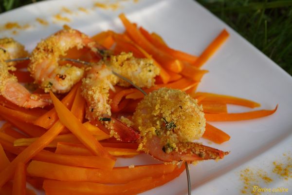 Brochette de crevettes croustillantes à la menthe et au curcuma, julienne de carottes glacées au miel