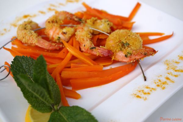 Brochette de crevettes croustillantes à la menthe et au curcuma, julienne de carottes glacées au miel
