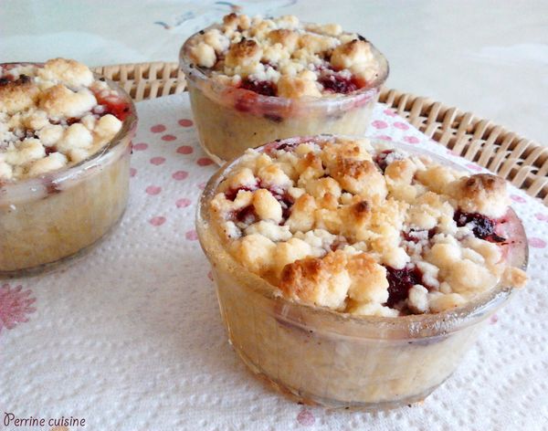 La saga des rhubarbes de mémé, saison 2 épisode 1: le crumble rhubarbe-banane, avec des framboises et du chocolat