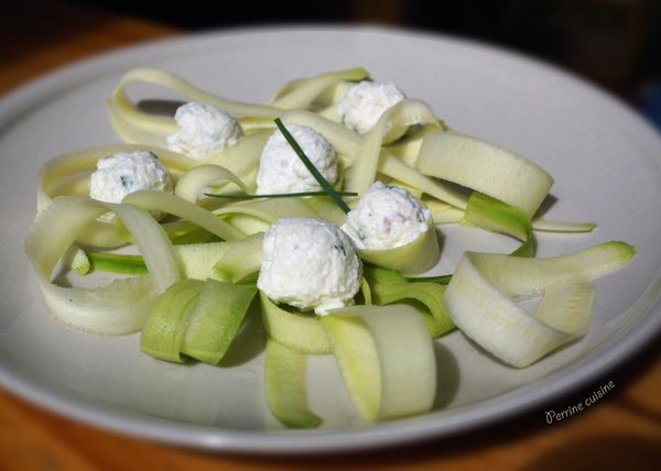 Boulettes fromagères et tagliatelles de courgettes