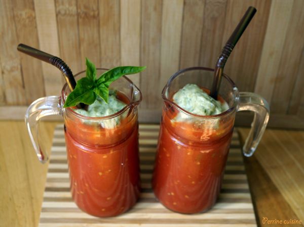Soupe froide de tomates, mousse de courgette à la ricotta