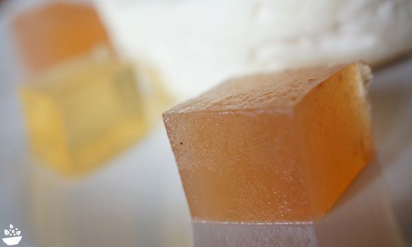 Cubes de pâte de coing L’Epicurien {en brochettes avec une tomme de brebis et du magret de canard fumé}