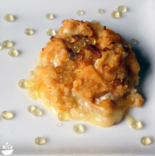 Camembert rôti à la pomme, pignons de pin et billes de miel