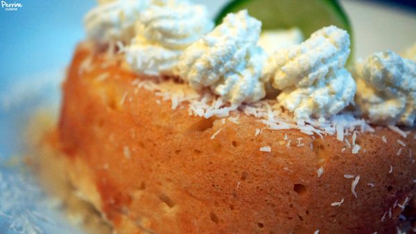 Baba à la cachaça gold, coco et chantilly citron vert