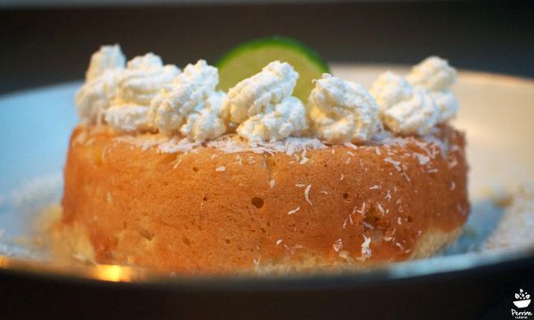 Baba à la cachaça gold, coco et chantilly citron vert