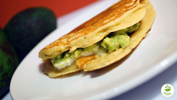 Crêpes épaisses à la farine de kamut, garniture à la crème d’avocat au gomasio et fromage de chèvre