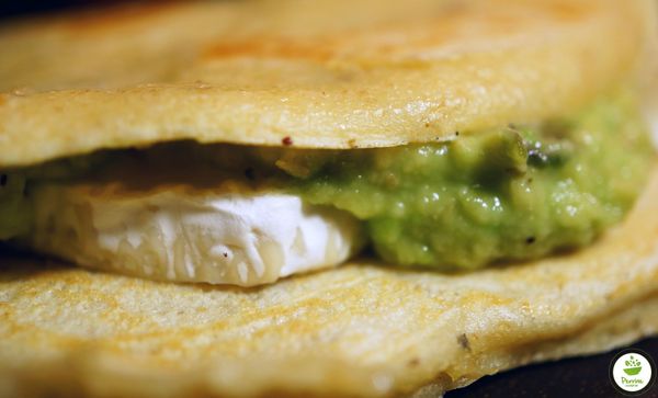 Crêpes épaisses à la farine de kamut, garniture à la crème d’avocat au gomasio et fromage de chèvre