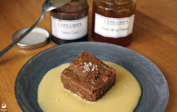 Brownie à la pâte à tartiner choco-coco, crème anglaise aux fruits de la passion