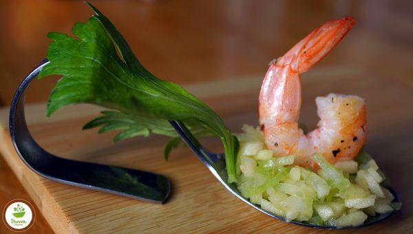 Tartare de céleri et pomme au gingembre, crevette sautée sel et poivre