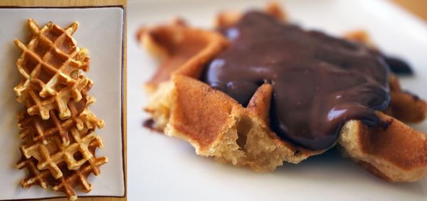 Gaufres à la pistache, sauce épaisse au chocolat {inspirées de Pierre Hermé}