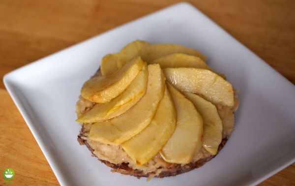 Tartelette crue aux pommes, rosace de pommes juste poêlées