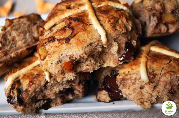 Hot cross buns à la noix, oranges confites et chocolat noir {à la farine de seigle}