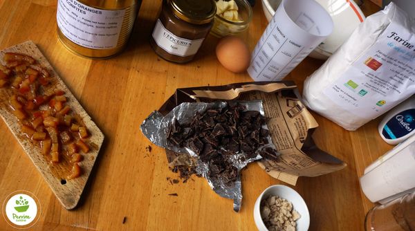 Hot cross buns à la noix, oranges confites et chocolat noir {à la farine de seigle}