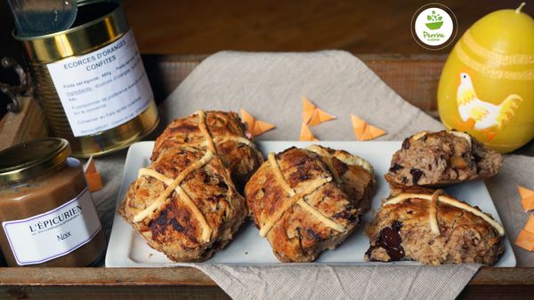 Hot cross buns à la noix, oranges confites et chocolat noir {à la farine de seigle}