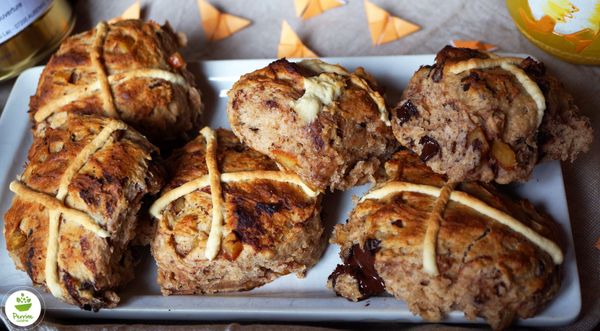 Hot cross buns à la noix, oranges confites et chocolat noir {à la farine de seigle}