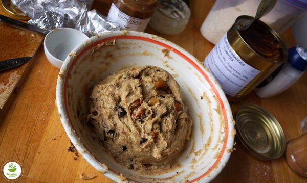 Hot cross buns à la noix, oranges confites et chocolat noir {à la farine de seigle}