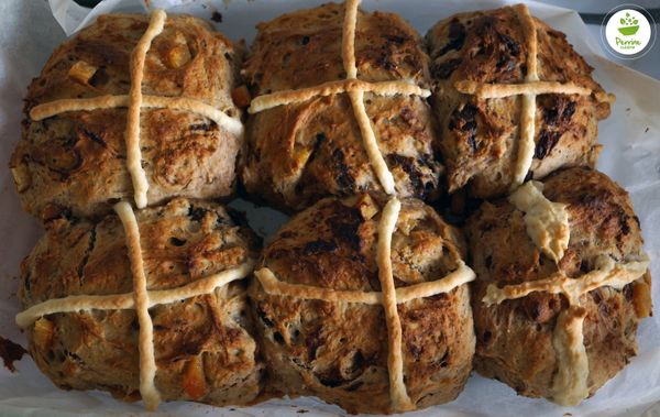 Hot cross buns à la noix, oranges confites et chocolat noir {à la farine de seigle}