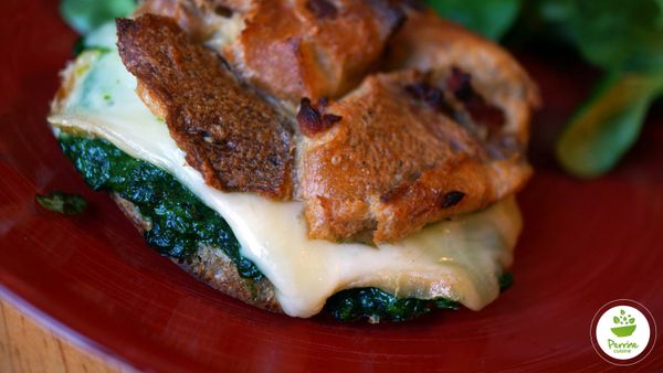 Burgers de pain perdu au pesto d’ail des ours et au munster