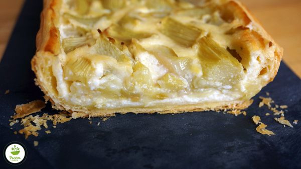 Tarte à la rhubarbe, à l’amande et au fromage blanc