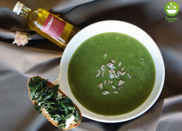 Soupe à la courgette et aux fanes de chou-rave, fleurs de ciboulette et tartine de pain de campagne aux tiges d’oignons nouveaux, mozzarella et huile d’olive