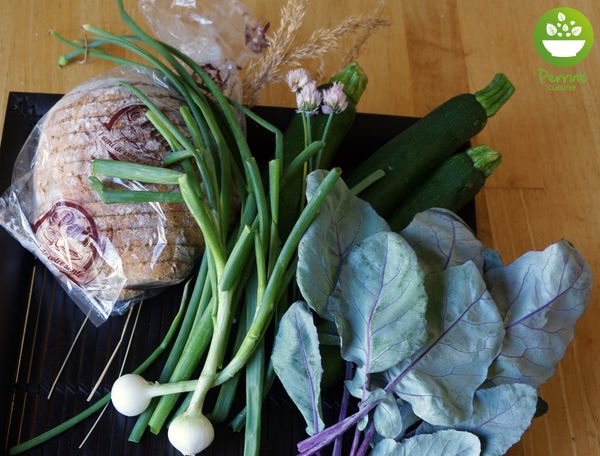 Soupe à la courgette et aux fanes de chou-rave, fleurs de ciboulette et tartine de pain de campagne aux tiges d’oignons nouveaux, mozzarella et huile d’olive