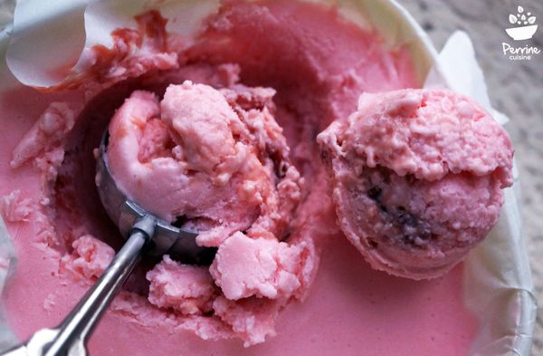 Glace marbrée aux pralines roses {sans sorbetière}