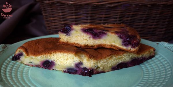 Gâteau moelleux aux courgettes et aux cerises