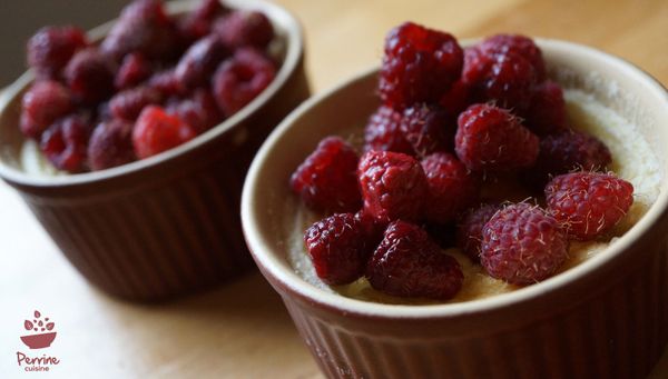 Gâteau mousseux aux framboises fraîches