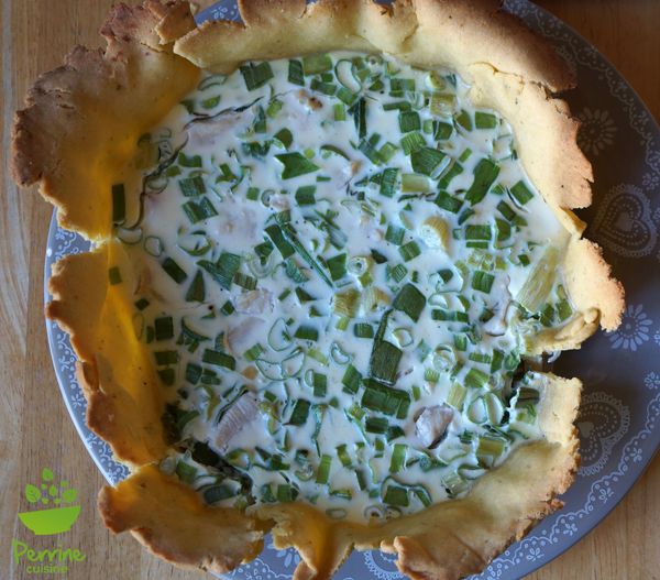 Quiche rustique aux tiges d’oignons nouveaux et au poulet
