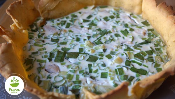 Quiche rustique aux tiges d’oignons nouveaux et au poulet