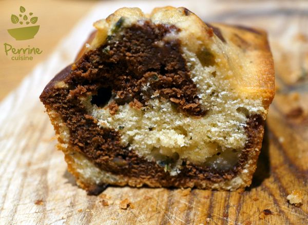 Cake marbré au thé japonais et au chocolat, pâte d’amande et noisettes caramélisées