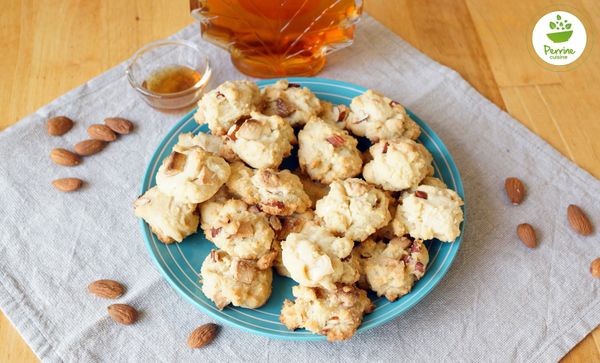 Cookies au sirop d’érable, au chocolat blanc et aux amandes {sans œuf}