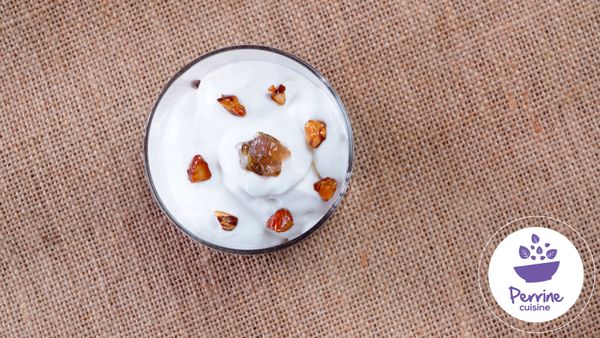 Gelée de cerises, mousse aux fleurs de violettes, éclats d'amandes caramélisés