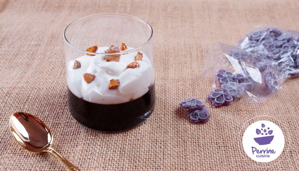 Gelée de cerises, mousse aux fleurs de violettes, éclats d'amandes caramélisés