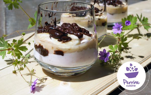 Verrines crémeuses banane chocolat à la praline rose