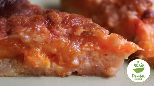 Gâteau fondant aux abricots et pralines roses