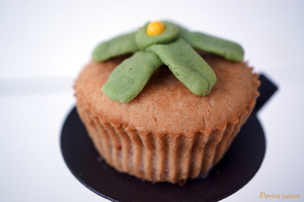 Cupcakes au lait d’amande et cœur pâte d’amande {sans œuf}