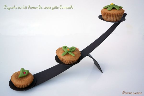 Cupcakes au lait d’amande et cœur pâte d’amande {sans œuf}