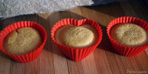 Cupcakes au lait d’amande et cœur pâte d’amande {sans œuf}