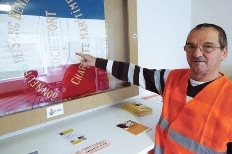 Rochefort : Le drapeau tricolore souillé au feutre