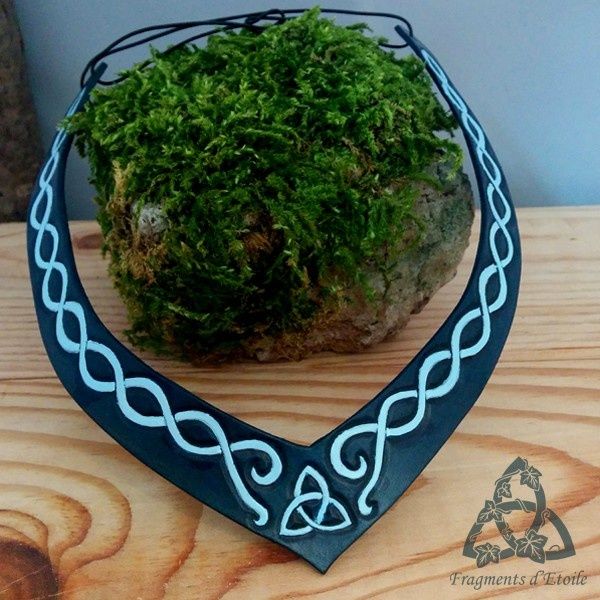 Collier celtique en cuir repoussé
