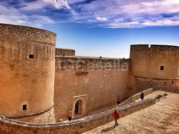 Manfredonia, itinerario tra storia, arte e misteri