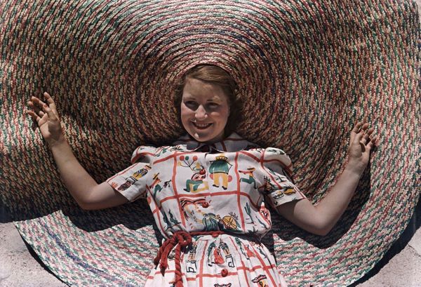 LUIS MARDEN Stati Uniti 1939 Una ragazza indossa un originale cappello di paglia intrecciata tipico del Texas