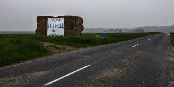 Des opposants au pétrole de schiste s'enchaînent sur un forage près de Paris