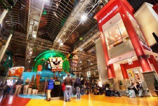 Toujours plus : pourquoi les centres commerciaux géants recouvrent la France